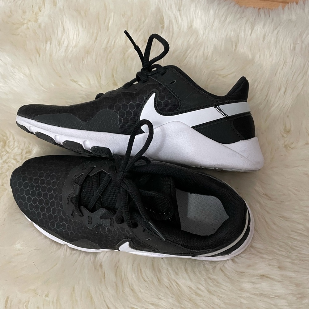 Women’s Nike Legend Essentials size 7